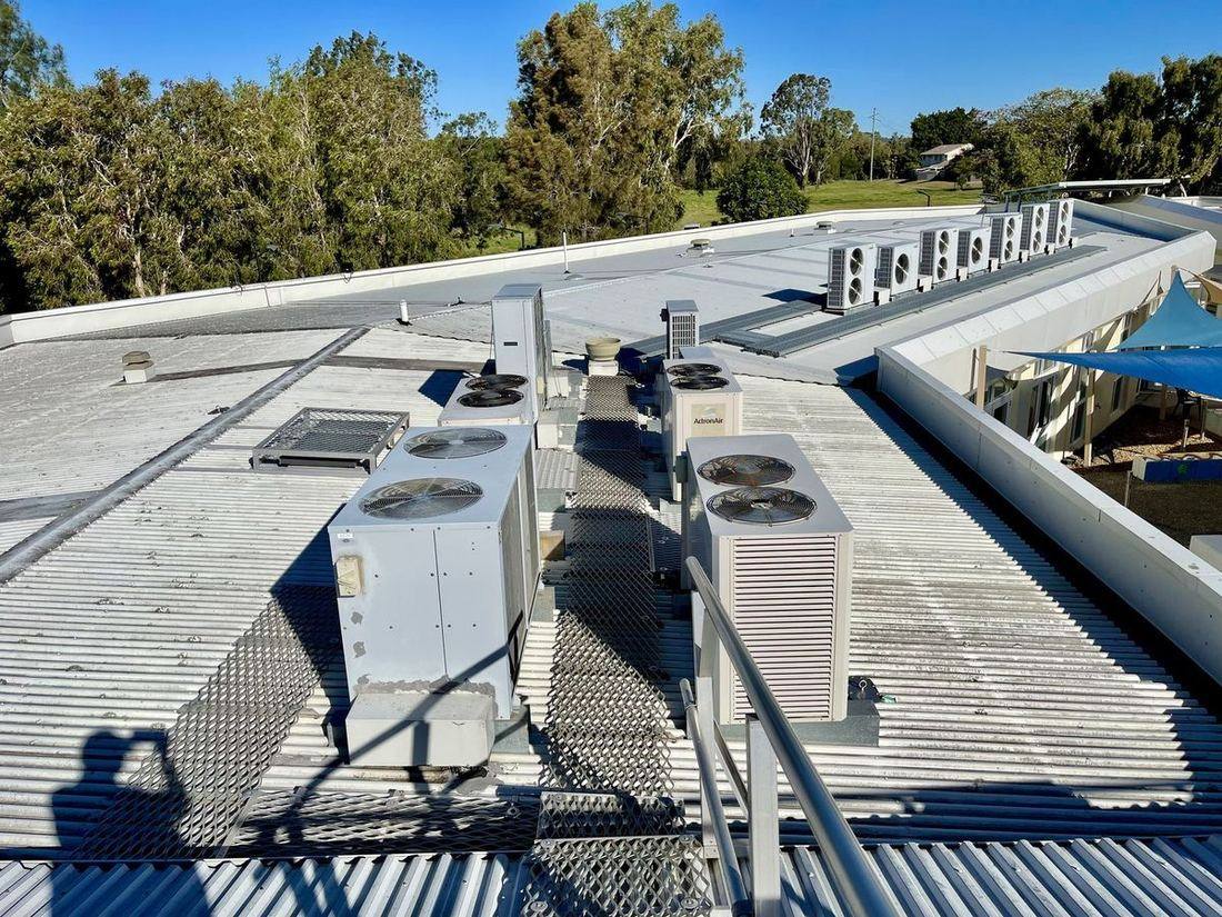 Unidades condensadoras de sistema VRF instaladas em cobertura de edifício