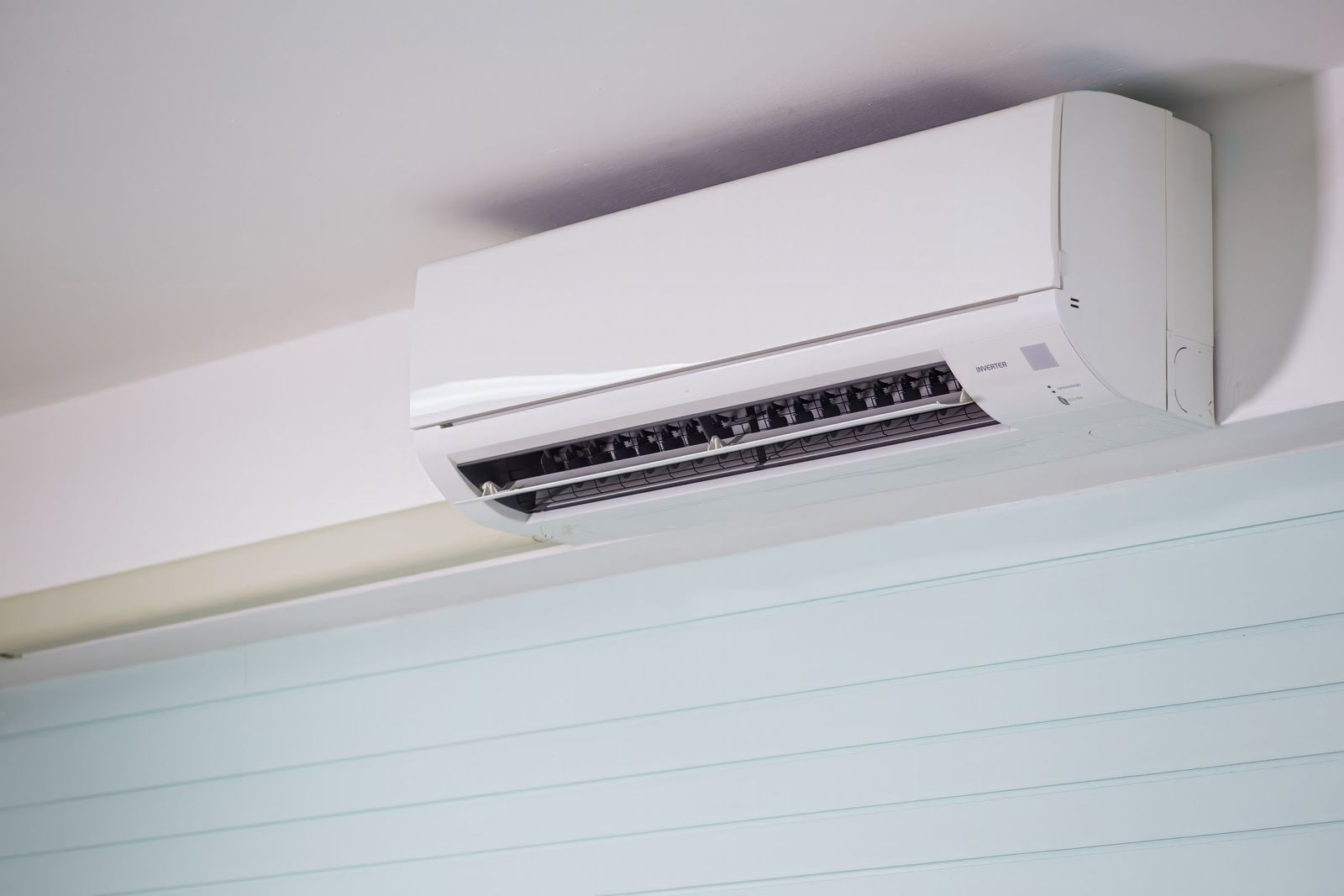 Ar condicionado split Hiwall moderno instalado em ambiente claro